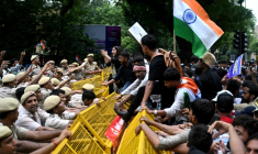 Des militants et sympathisants du "Parti du peuple des cafards" font face aux forces de l'ordre indiennes lors d'une manifestation demandant la démission du ministre de l'Education, à New Delhi, le 20 juillet 2026 ( AFP / Arun SANKAR )