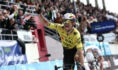 Le Belge Wout Van Aert (Visma Lease a bike) célèbre sa victoire devant le Slovène Tadej Pogacar au vélodrome de Roubaix lors de Paris-Roubaix le 12 avril 2026 ( AFP / Anne-Christine POUJOULAT )