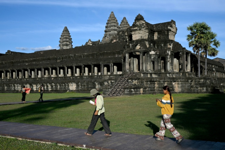 Des touristes visitent le temple d'Angkor Wat, dans la région de Siemp Reap, au Cambodge, le 18 décembre 2025 ( AFP / TANG CHHIN Sothy )