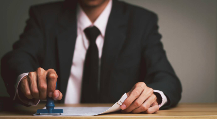 Arnaques aux faux notaires : comment vérifier qu’un professionnel est bien habilité ? / iStock.com - Sittipol Sukuna