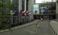 Le drapeau ukrainien hissé devant le bâtiment du Parlement européen à Bruxelles