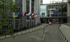 Le drapeau ukrainien hissé devant le bâtiment du Parlement européen à Bruxelles