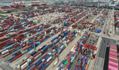 Vue aérienne de conteneurs au port de Shanghai, le 13 octobre 2025 ( AFP / STR )