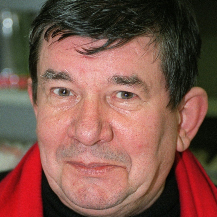L'écrivain et historien Jean-Pierre Azema, le 30 novembre 2002 à Paris ( AFP / PIERRE-FRANCK COLOMBIER )