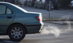 Un panache de gaz d'échappement blanc est expulsé du pot d'échappement d'un véhicule, à Berlin