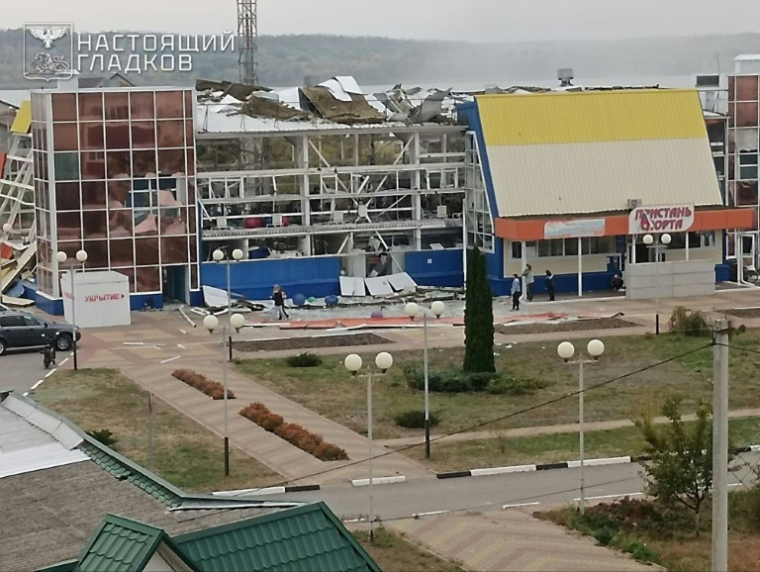 Photo publiée le 8 octobre 2025 sur le compte Telegram officiel du gouverneur de la région de Belgorod, Viatcheslav Gladkov, montrant le site d'une frappe de missile dans le village de Maslova Pristan, dans le district de Shebekinsky ( TELEGRAM / @vvgladkov / Handout )