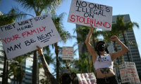 Manifestation contre la politique migratoire du président américain Donald Trump, le 11 juin 2025 à Los Angeles ( AFP / RONALDO SCHEMIDT )