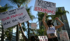 Manifestation contre la politique migratoire du président américain Donald Trump, le 11 juin 2025 à Los Angeles ( AFP / RONALDO SCHEMIDT )