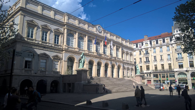 Saint-Étienne est la ville la moins chère du classement de Vousfinancer (1190 euros/m²) (Crédits photo : Wikimedia Commons - PAULMAXWELL )