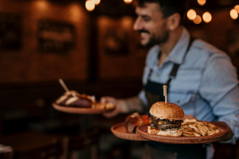 Le burger est devenu l’un des plats de référence de la cuisine française. ( crédit photo : Shutterstock )