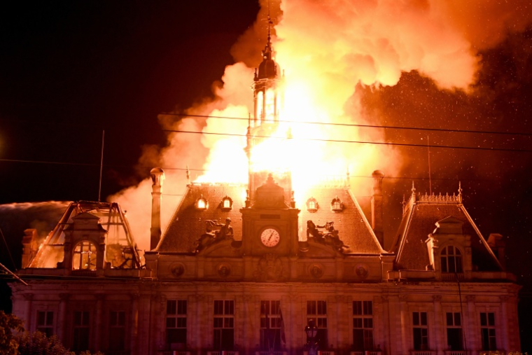 La mairie de Limoges incendiée le 17 octobre 2026 ( AFP / Pascal LACHENAUD )