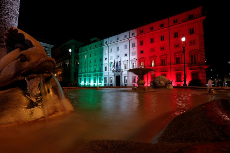 S&P RELÈVE SA PERSPECTIVE SUR LA NOTE DE L'ITALIE À "STABLE"