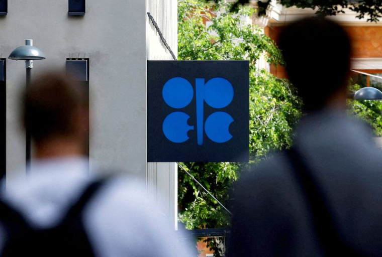 PHOTO DE FICHIER : Le logo de l'Organisation des pays exportateurs de pétrole (OPEP) à l'extérieur de son siège à Vienne