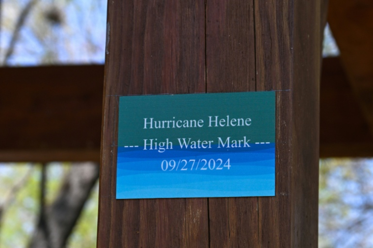 Un marqueur indiquant le niveau  des inondations lors de l'ouragan Helene, à Flat Rock,en  Caroline du Nord, le 9 avril 2026 ( AFP / Peter Zay )