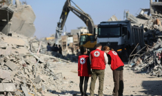 Une équipe de la Croix-Rouge dans les ruines du quartier d'al-Tuffah, à Gaza-ville, le 27 octobre 2025 ( AFP / Omar AL-QATTAA )