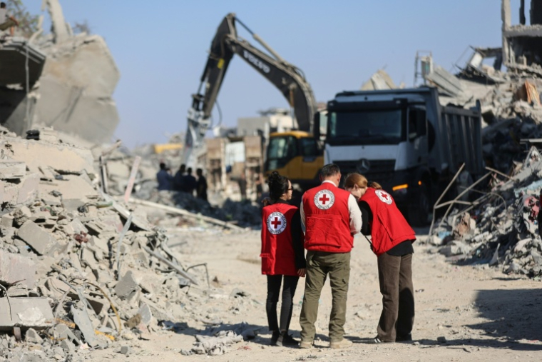 Une équipe de la Croix-Rouge dans les ruines du quartier d'al-Tuffah, à Gaza-ville, le 27 octobre 2025 ( AFP / Omar AL-QATTAA )