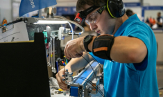 Un candidat dans la catégorie "Mechatronics" participe à la 48e édition du Concours National des Métiers 2025 organisé par « WorldSkills France » au Parc Chanot, à Marseille, le 16 octobre 2025. ( AFP / Miguel MEDINA )