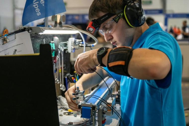 Un candidat dans la catégorie "Mechatronics" participe à la 48e édition du Concours National des Métiers 2025 organisé par « WorldSkills France » au Parc Chanot, à Marseille, le 16 octobre 2025. ( AFP / Miguel MEDINA )