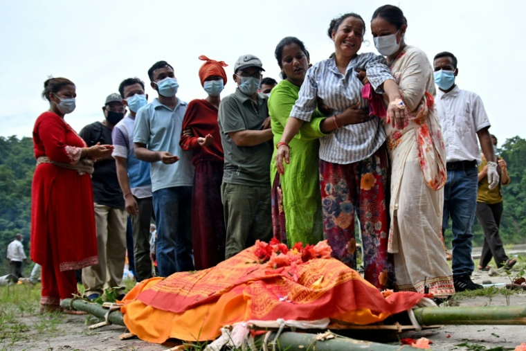 Une mère pleure son fils mort, à ses funérailles dans le district de Chitwan au Népal, le 31 août 2026 ( AFP / Prakash MATHEMA )