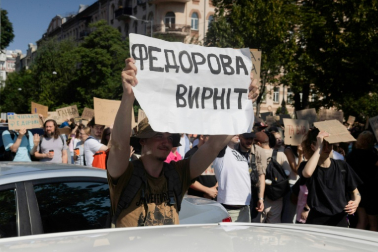 Des manifestants rassemblés à Kiev contre la décision du président ukrainien Volodymyr Zelensky de limoger le ministre de la Défense Mykhaïlo Fedorov, le 16 juillet 2026 en Ukraine ( AFP / Tetiana DZHAFAROVA )