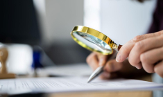 Votre compréhension des impôts peut être clarifiée en reprenant les termes clés et les bases du système fiscal français. ( crédit photo : Shutterstock )