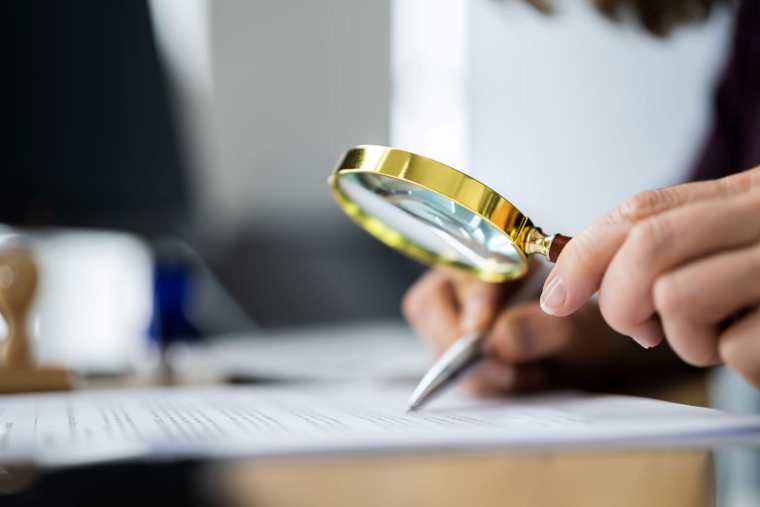Votre compréhension des impôts peut être clarifiée en reprenant les termes clés et les bases du système fiscal français. ( crédit photo : Shutterstock )