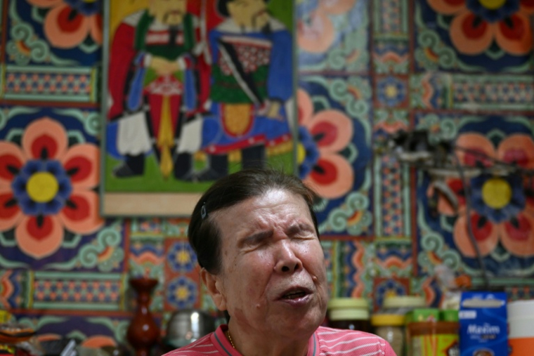 Song Oh-soon, diseuse de bonne aventure aveugle, dans son petit cabinet du "village des voyants de Mia-ri", à Séoul, le 29 juillet 2026 en Corée du Sud ( AFP / GREG BAKER )
