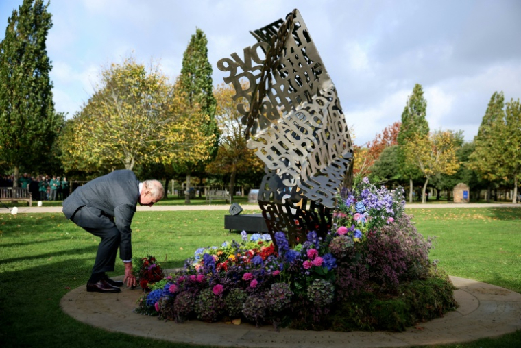 Le roi Charles inaugure le nouvau monument dédié aux soldats au National Memorial Arboretum à Alrewas, dans le Staffordshire, centre de l'Angleterre, le 27 octobre 2025.  ( POOL / Phil Noble )