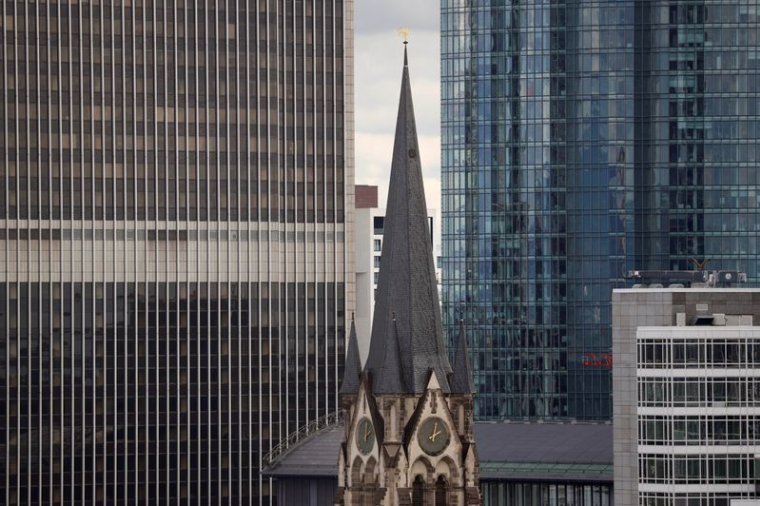 L'église St. Antonius entre des gratte-ciel à Francfort