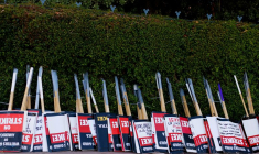 Des acteurs et écrivains hollywoodiens en grève devant les studios Disney en Californie