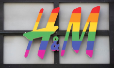 Le logo H&M aux couleurs de l'arc-en-ciel est visible dans un magasin de Zurich