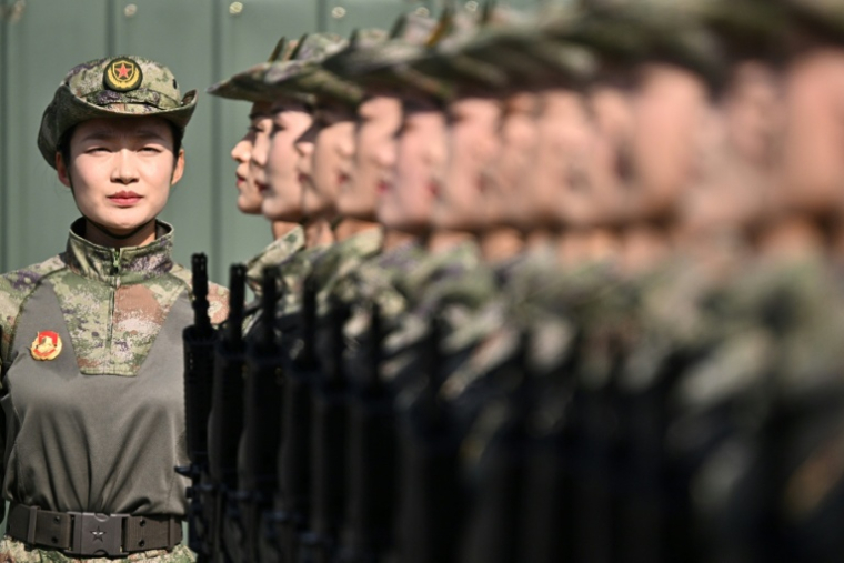 Des militaires chinois participent à une répétition avant le défilé commémorant le 80e anniversaire de la victoire de la Seconde guerre mondiale le 20 août 2025 ( AFP / Pedro Pardo )