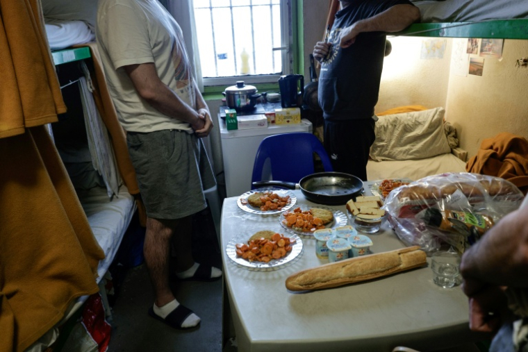 Des détenus dans une cellule du centre pénitentiaire de Nanterre, le 15 janvier 2026 dans les Hauts-de-Seine ( AFP / STEPHANE DE SAKUTIN )