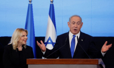 Benjamin Netanyahu, accompagné de sa femme Sara, s'adresse au siège de son parti Likud à Jérusalem