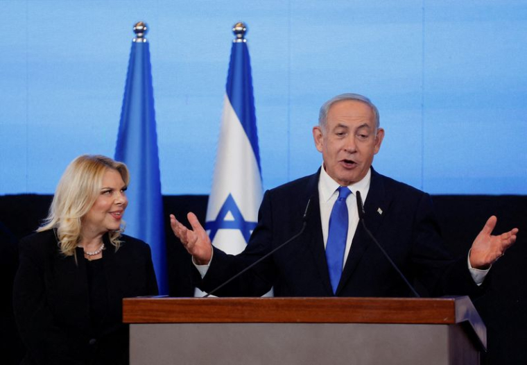 Benjamin Netanyahu, accompagné de sa femme Sara, s'adresse au siège de son parti Likud à Jérusalem