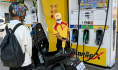 Un pompiste au travail dans une station-service de Phnom Penh, au Cambodge, le 1er avril 2026 ( AFP / TANG CHHIN Sothy )