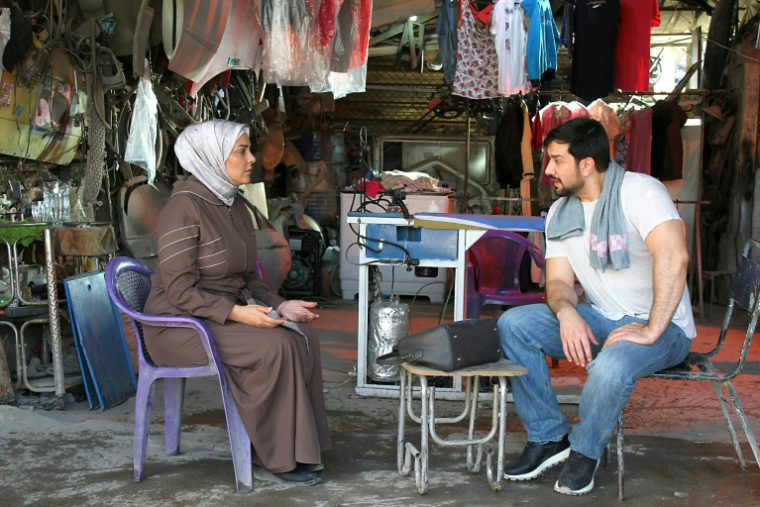 Les acteurs syriens Jwan Khodr (D) et Rana Richeh pendant le tournage de la série "La famille du roi", à Damas le 29 août 2025. Photo distribuée par le réalisateur Mohammad Abdel Aziz ( MOHAMMED ABDELAZIZ  /  )