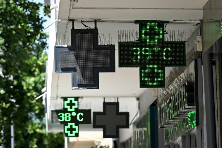 Un thermomètre de pharmacie affiche une température de 39°C à Thionville, dans le nord-est de la France, le 26 juin 2026 pendant un épisode de canicule en France et en Europe ( AFP / Jean-Christophe Verhaegen )
