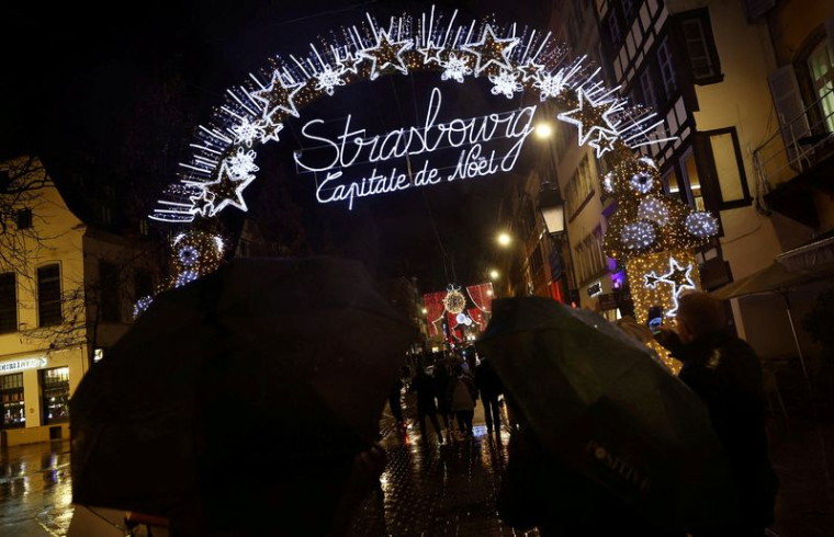 Des personnes visitent le marché de Noël à Strasbourg