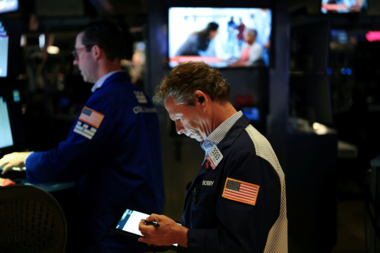 Des opérateurs à la Bourse de New York, le 5 août 2025 ( AFP / TIMOTHY A. CLARY )