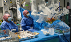 Sasha Stamenkovic montre à d'autres médecins comment utiliser le système chirurgical robotisé Da Vinci 5 ( AFP / CARLOS JASSO )