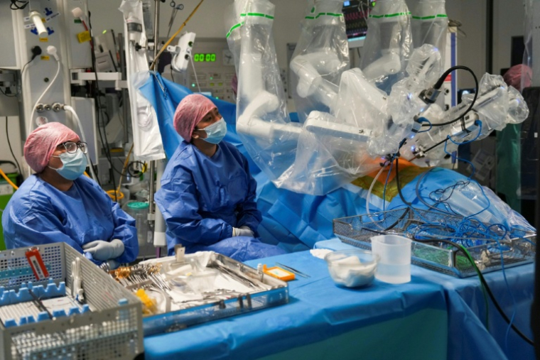 Sasha Stamenkovic montre à d'autres médecins comment utiliser le système chirurgical robotisé Da Vinci 5 ( AFP / CARLOS JASSO )