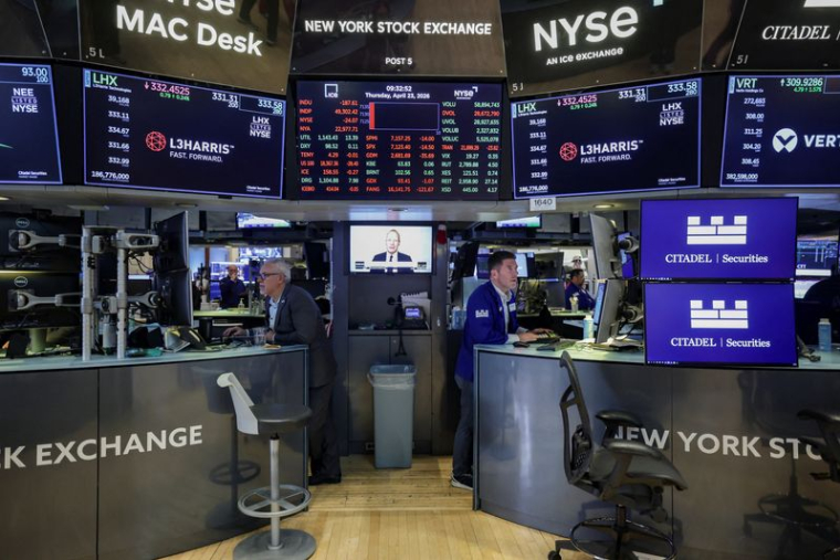 Des traders travaillent dans la salle des marchés de la Bourse de New York