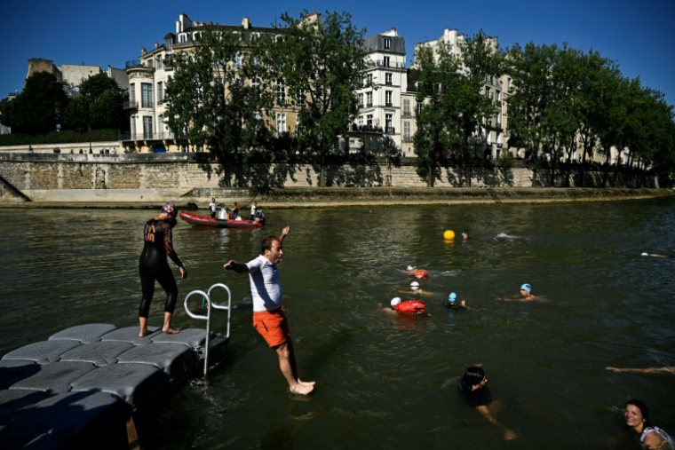 Un habitant plonge dans la Seine, à Paris, le 17 juillet 2024, après que le maire de Paris a nagé dans le fleuve pour démontrer qu'il est suffisamment propre pour accueillir les épreuves de natation en plein air des Jeux olympiques de Paris ( AFP / JULIEN DE ROSA )