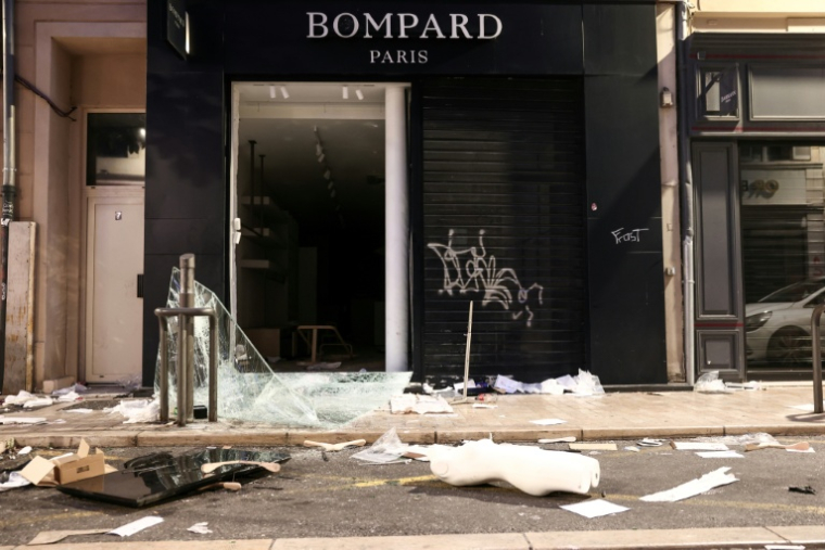 Une boutique pillée et vandalisée à Marseille, au lendemain d'une manifestation contre la vie chère, le 18 octobre 2026 ( AFP / Thibaud MORITZ )