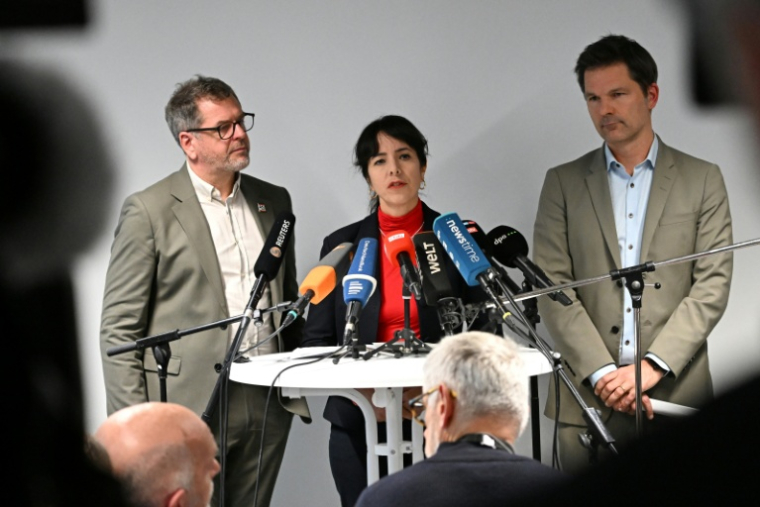 De gauche à droite Steffen Krach, coprésident du Parti social-démocrate (SPD) de Berlin, Elif Eralp, présidente du groupe parlementaire du parti de gauche Die Linke à la Chambre des députés de Berlin, et Werner Graf des Verts, le 17 octobre 2026 à Berlin ( AFP / RALF HIRSCHBERGER )