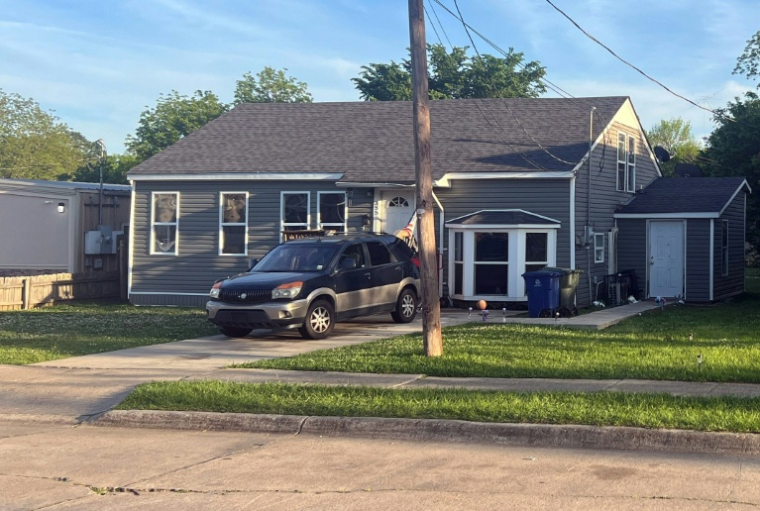 L'une des maisons où des enfants ont été tués par baelles dans des violences intrafamiliales, le 19 avril 2026 à Shreveport, en Louisiane ( AFP / Gianrigo MARLETTA )