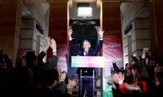 Emmanuel Grégoire (c), député du parti Socialistes et Apparentes et candidat à la mairie de Paris, célèbre sa victoire au 2e tour des municipales lors d'un rassemblement à la Rotonde Stalingrad à Paris, le 22 mars 2026 ( AFP / Kenzo TRIBOUILLARD )
