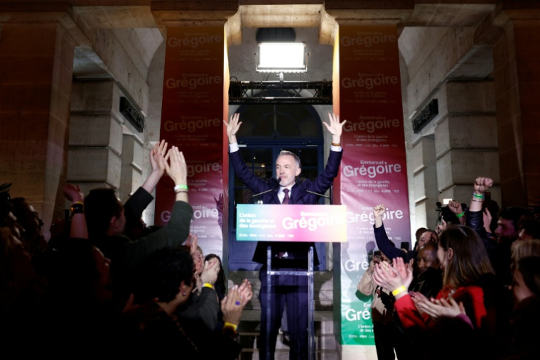 Emmanuel Grégoire (c), député du parti Socialistes et Apparentes et candidat à la mairie de Paris, célèbre sa victoire au 2e tour des municipales lors d'un rassemblement à la Rotonde Stalingrad à Paris, le 22 mars 2026 ( AFP / Kenzo TRIBOUILLARD )