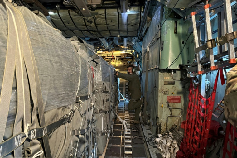 Cargaison d'aide humanitaire destinée à être larguée au-dessus de la bande de Gaza, à bord d'un Hercules C-130, sur la base aérienne de Zarqa, en Jordanie, le 30 juillet 2025. Prise pendant une visite organisée par l'armée jordanienne ( AFP / Ahmad SHOURA )